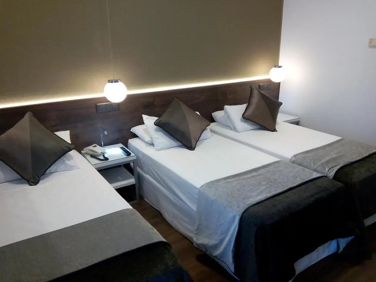 Moderno Otel Barselona